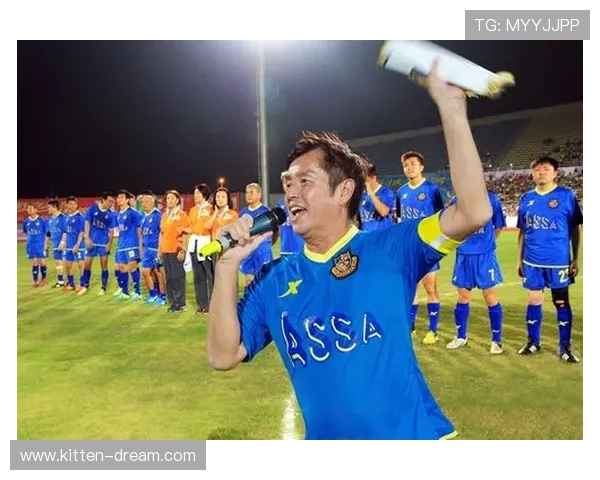 香港足球明星队精彩表演引发热烈反响展现运动精神与团队合作魅力 香港足球明星队精彩表演引发热烈反响展现运动精神与团队合作魅力