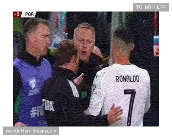 足球明星在比赛中失控砸东西引发热议视频曝光引发球迷广泛讨论 足球明星在比赛中失控砸东西引发热议视频曝光引发球迷广泛讨论